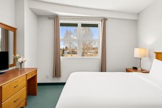Cozy Hideaway with MTN Views Near DT Canmore and Banff - 1