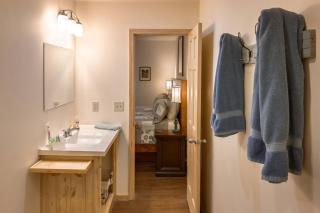 Cozy Smoky Mtn Cabin Pointing to Fun and Relaxation - 4