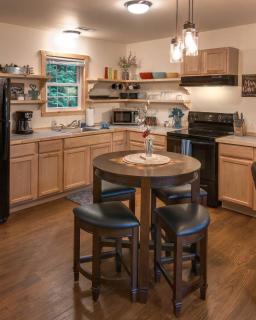 Cozy Smoky Mtn Cabin Pointing to Fun and Relaxation - 2