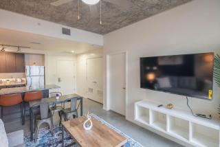 Vibrant 2BD - CDT - Gym, Pool, Parking - Sleep 8 - Phoenix - 7