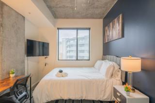 Vibrant 2BD - CDT - Gym, Pool, Parking - Sleep 8 - Phoenix - 6