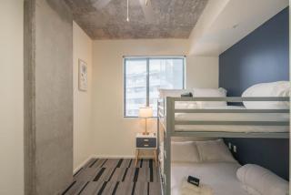 Vibrant 2BD - CDT - Gym, Pool, Parking - Sleep 8 - Phoenix - 3