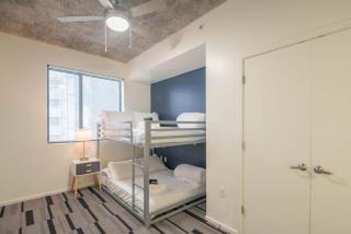 Vibrant 2BD - CDT - Gym, Pool, Parking - Sleep 8 - Phoenix - 2