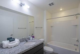 Vibrant 2BD - CDT - Gym, Pool, Parking - Sleep 8 - Phoenix - 1