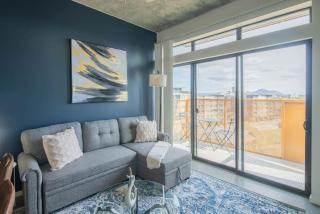 Striking 2BD - CDT- Gym, Pool, Parking - Sleep8 - Phoenix - 0