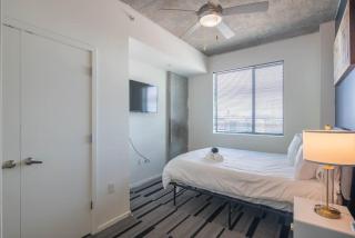 Striking 2BD - CDT- Gym, Pool, Parking - Sleep8 - Phoenix - 5