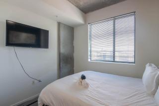 Striking 2BD - CDT- Gym, Pool, Parking - Sleep8 - Phoenix - 4