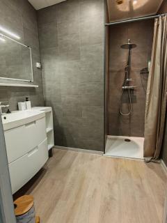 l'Orchidée - 100m Naval group - 5mn de l'espace Carat - 3