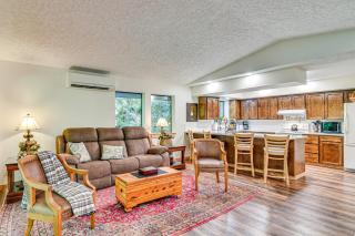 Riverfront Woodland Cabin Wooded and Forested Views - Woodland - 6