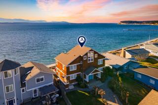 Waterfront 4BDR w Deck Stunning Views Fire Pit Cedar Street by AvantStay - Freeland - 0