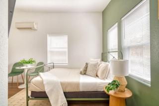 Stay Portland - Urban Cabin Studio - Breweries & Local Eateries - 6