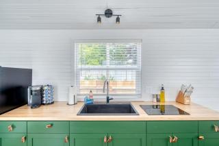 Stay Portland Collection - Noir-Emerald Modern TinyLux in Portland - Portland - 8