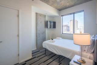 Stunning 2BD - Central DT- Gym, Pool, Parking Sleep8 - Phoenix - 4