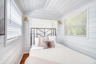 Stay Portland Collection - Mississippi Micro-Luxe - Mid-Century Style - Piedmont - 9