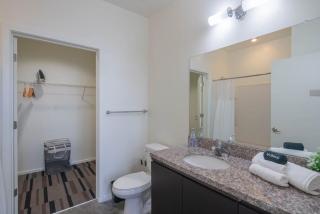 Serene 1BD - Central DT - Gym, Pool, Parking, W-D - Phoenix - 2