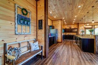 Bee Chillin Bear Inn, free tickets, no catch! - Sevierville - 2