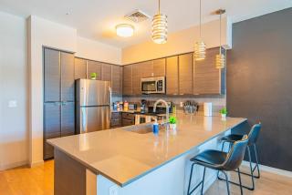 Fancy 1BD - DT PHX - Parkin, Gym, Pool - Sleeps 6 - Phoenix - 1