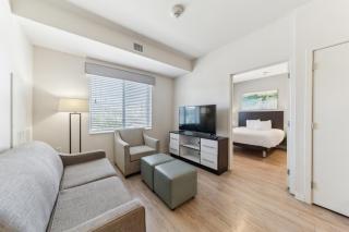 Chic 1 Bedroom I Pool I Gym! - 3