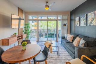 Spacious 2BD DT - Balcony, Gym, W-D, Parking - Sleeps 8 - Phoenix - 0