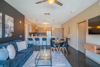 Comfy 2BD DT - Balcony, Gym, W-D, Parking - Sleeps 8 - Phoenix - 7