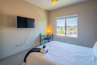 Comfy 2BD DT - Balcony, Gym, W-D, Parking - Sleeps 8 - Phoenix - 4