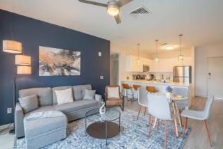 Modern 2BD DT - Balcony, Gym, W-D, Parking - Sleeps 8 - Phoenix - 0