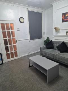 Modern 3 Bed Home Central Location free WiFi Netflix and street parking - Middlesbrough - 8