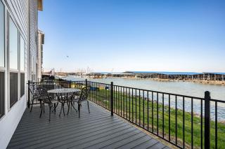 Stylish 4BR Lake House - 7