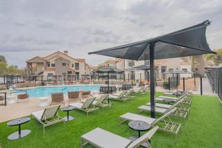 Neat King Bed Golf Pickleball Pool Hot Tub Parking - Scottsdale - 1