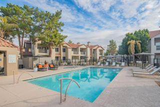 Rare King Bed Hot Tub Pool Golf Pickleball Parking - 4