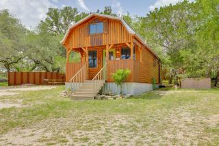 Cozy Couples Cabin Retreat in Concan! - Concan - 0