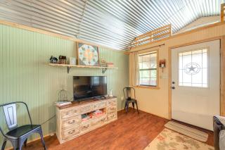 Cozy Couples Cabin Retreat in Concan! - Concan - 8