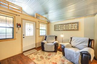 Cozy Couples Cabin Retreat in Concan! - Concan - 6