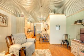 Cozy Couples Cabin Retreat in Concan! - Concan - 4