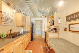 Cozy Couples Cabin Retreat in Concan! - Concan - 3