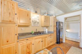 Cozy Couples Cabin Retreat in Concan! - Concan - 1