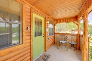 Cozy Couples Cabin Retreat in Concan! - Concan - 9