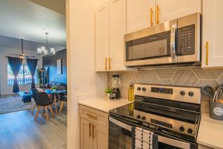 Sleek Pool, Hot Tub, Golf, Pickleball, King Bed, Parking - Scottsdale - 1