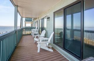 Beautifully Updated 3-Bed, 2-Bath Oceanfront Retreat - Fripp Island - 0