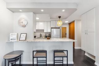DT Penthouse Free Parking Balcony 9min to Beach - Vancouver - 1