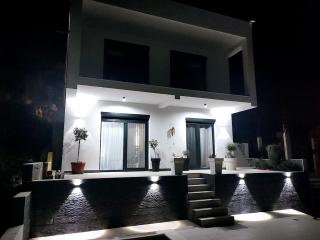 Utjeha Hills with Pool - Bar - 4