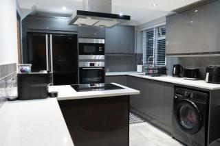 Modern & Cosy Retreat with Jacuzzi - Foleshill - 6
