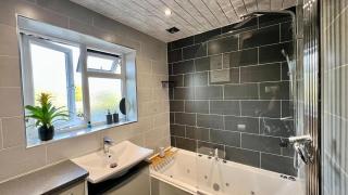 Modern & Cosy Retreat with Jacuzzi - Foleshill - 9