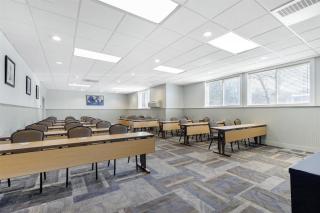 Best Western Plus Windjammer Inn & Conference Center - Burlington - 1