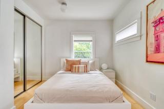 Stay Portland - The Sunnyside Cottage, Local Shops & Nightlife - 5
