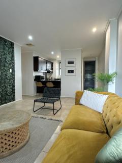 Accommodation Front - Vibrant 4 sleeper with Open Harbour Views - Durban - 7
