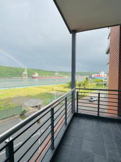 Accommodation Front - Vibrant 4 sleeper with Open Harbour Views - Durban - 6