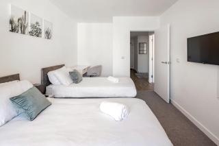 Exclusive 2 Bed Prime Location & Easy Transport - 4