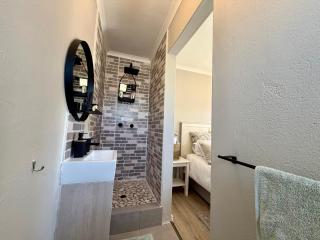 Courtyard Hideaway - Kenridge - 3