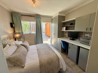 Courtyard Hideaway - Kenridge - 1